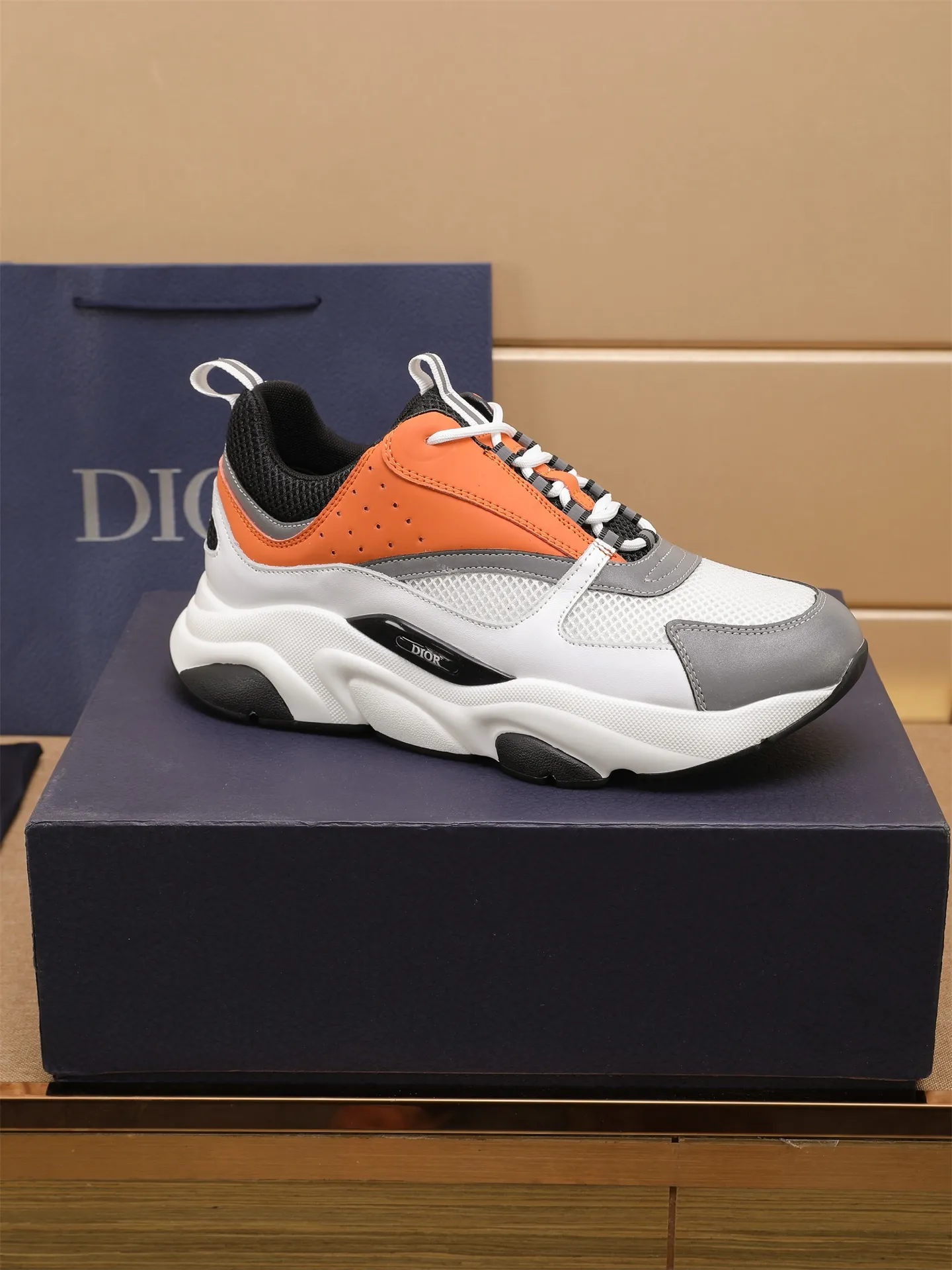 Factory price: 460💰Dior’s top version of D’s b22 men’s sports shoes. Inspired by retro running styles, the chunky low-top silhouette features gray calf leather and blue and white mesh fabric uppers, atop a black, white and blue engraved rubber sole. Nylon ribbon accents the blue mesh tongue and heel counter, and a "dio~" logo appears on the side. Pair it with a suit for a striking contrast and add a sportswear-chic edge to your look. The thick sole can be about 4cm~ Size: 38-45, [46, 47 customized]